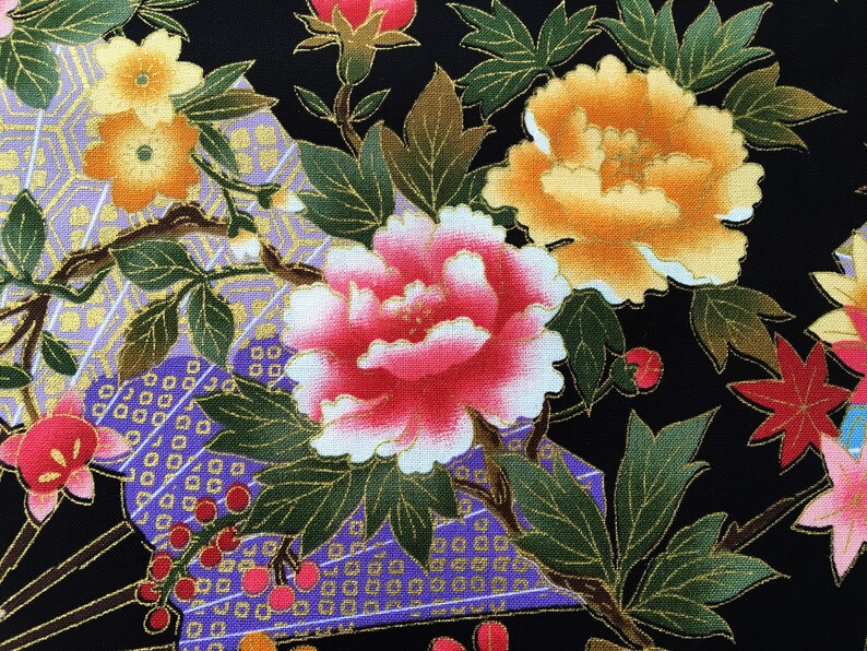 Puede incluir: Tela negra con un patr&oacute;n floral con flores rosas, amarillas y rojas con detalles dorados. Las flores est&aacute;n sobre un fondo negro con un patr&oacute;n geom&eacute;trico morado y dorado.
