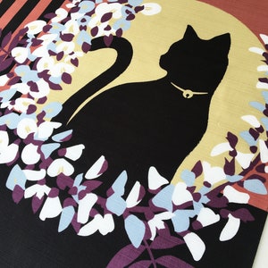以下が含まれることがあります： 黒い猫のシルエットが、金色の首輪をつけて、白と青の花の輪の中に座っています。背景は、ピンクと黒のストライプ模様になっています。