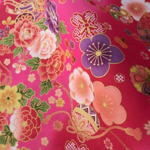 Pu&ograve; includere: Tessuto rosa con un motivo floreale con fiori rosa, bianchi e dorati. Il tessuto ha un design giapponese tradizionale.