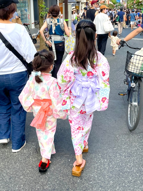 Japanse kimono voor kinderen, traditionele Japanse stijl, Sakura Yukata-jurk voor meisjes, imitatie zijde satijnen kimono-gewaad, meisjes, cosplay kostuum, feestjurk, met plooien fan en tabi-sokken, wit, 130 cm