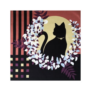 以下が含まれることがあります： 黒地に白と紫の花輪の中に座っている猫の黒いシルエット。背景には赤と白のストライプ模様がある。