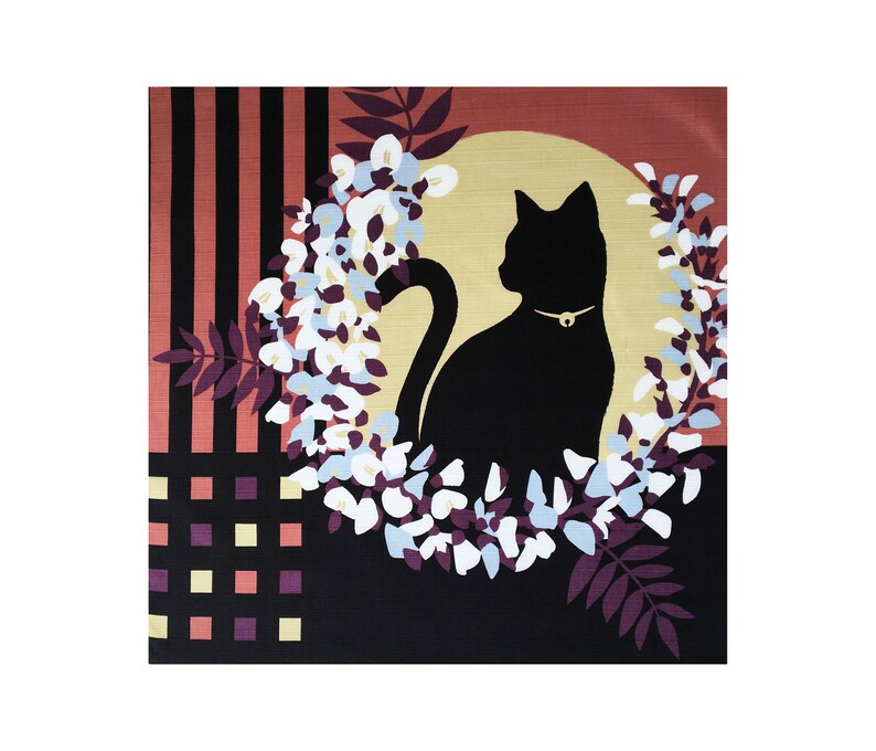 以下が含まれることがあります： 黒地に白と紫の花輪の中に座っている猫の黒いシルエット。背景には赤と白のストライプ模様がある。