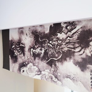 Puede incluir: Un panel mural japon&eacute;s en blanco y negro con una ilustraci&oacute;n de un drag&oacute;n. El drag&oacute;n est&aacute; detallado, sobre un fondo nublado. La obra de arte incluye caracteres japoneses. Dise&ntilde;ado para su exhibici&oacute;n en interiores.
