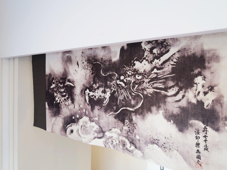Puede incluir: Un panel mural japon&eacute;s en blanco y negro con una ilustraci&oacute;n de un drag&oacute;n. El drag&oacute;n est&aacute; detallado, sobre un fondo nublado. La obra de arte incluye caracteres japoneses. Dise&ntilde;ado para su exhibici&oacute;n en interiores.