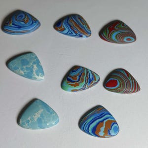 Pietra preziosa di diaspro con cabochon triangolari dai motivi colorati