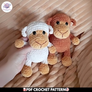 Puede incluir: Dos juguetes de ganchillo de felpa, una oveja blanca con cara y pies de color canela, y un mono marrón con cara de color canela. Ambos juguetes tienen ojos de plástico negro y detalles de boca cosidos. El texto inferior dice PDF CROCHET PATTERN.