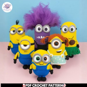 Può includere: Una collezione di sei bambole all'uncinetto con corpi in filato giallo e viola. Le figure includono vari personaggi con caratteristiche distinte come salopette blu, una gonna verde, una testa viola pelosa e denti bianchi.
