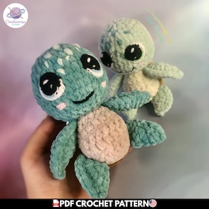 Puede incluir: Dos peluches de tortuga marina tejidos a mano con hilo suave color verde azulado y verde claro. Cada tortuga tiene grandes ojos de seguridad negros con reflejos blancos, una barriga redondeada color crema y detalles de caparazón texturizados. El texto PDF CROCHET PATTERN es visible.