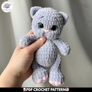 Modello per realizzare un morbido gattino di peluche all'uncinetto, una dolce e soffice bambola gattina, un piccolo gatto amigurumi, con download immediato in formato PDF (inglese).