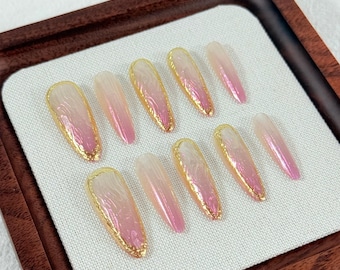 Rosa Aura Drücken Sie auf die Nägel, lange falsche Mandelnägel, Gold-Chrom-Konturenglasierte Details, Kokett-Luxusparty-Nägel