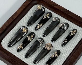 Ongles pressés en or noir, faux ongles cercueil longs, détails de feuille et de perle en strass, ongles cadeau de fête d'anniversaire de luxe