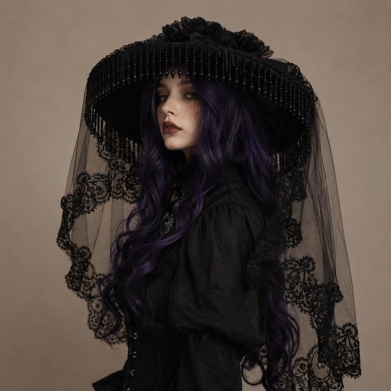 Puede incluir: Un sombrero negro de ala ancha con una copa adornada con flores de tela, un borde decorado con cuentas negras colgantes y un largo velo de encaje negro transparente con intrincados bordados florales sobre los hombros.