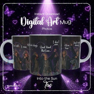 Puede incluir: Tres tazas de cerámica blanca sobre un fondo morado oscuro con mariposas y corazones brillantes. Las tazas muestran una impresión fotográfica de una persona con chaqueta con capucha y el texto: You call, I run, Dark days, And find the Sun, I don't care, How far, Just wait, dawn, Into the Sun, Tae.