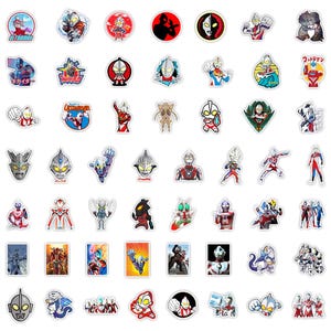 Puede incluir: Una colecci&oacute;n de numerosos adhesivos troquelados con varios personajes de Ultraman en diversas poses, colores y estilos. Las pegatinas incluyen dise&ntilde;os circulares, rectangulares y personalizados que muestran figuras de h&eacute;roes en rojo, plata y azul.