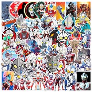 Puede incluir: Una colecci&oacute;n de pegatinas variadas que presentan diversos personajes de Ultraman en distintas poses, colores y estilos art&iacute;sticos. Los dise&ntilde;os incluyen ilustraciones detalladas, iconos gr&aacute;ficos y texto en japon&eacute;s.