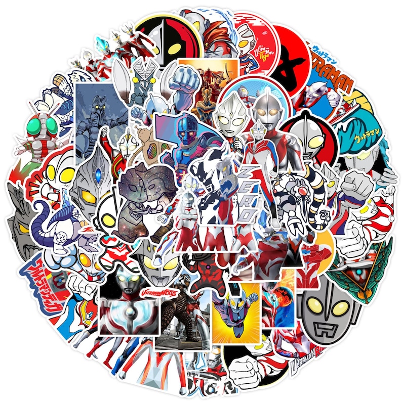 Puede incluir: Una gran colecci&oacute;n de pegatinas circulares y troqueladas con varios personajes de Ultraman en tonos rojo, plata y azul. Las pegatinas muestran diversas poses, escenas de acci&oacute;n y retratos de los h&eacute;roes, incluyendo texto en japon&eacute;s y la palabra ZERO.