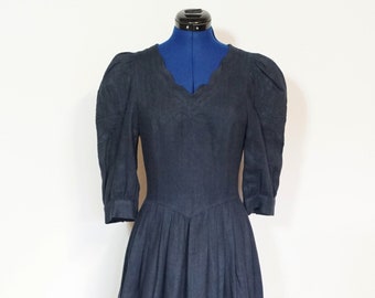 Traditional dress made of blue linen, half-length puffed sleeves, cord stitching