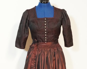 Dirndl avec tablier, dirndl jacquard rouge foncé avec manches club mi-longues