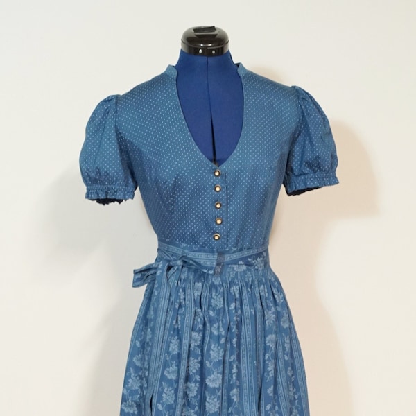 Dirndl mit Schürze oder Gürtel, blaues Dirndl mit kurzen Puffärmeln