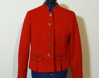 Veste traditionnelle rouge avec contraste vert, veste traditionnelle avec col debout et broderie