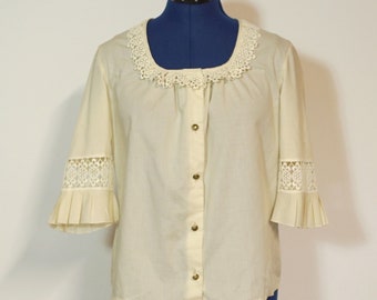 Blusa tradicional con mangas de trompeta de media longitud, blusa de color crema con encaje, blusa de los años 70
