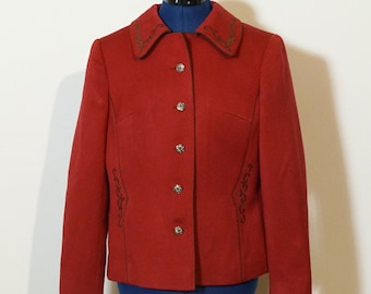 Trachtenjacke aus Wolle, trachtiger roter Blazer mit Kragen und grüner Stickerei