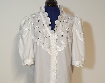 Dirndl blouse with half-long sleeves, white folk blouse with lace embellishment, flouncy blouse