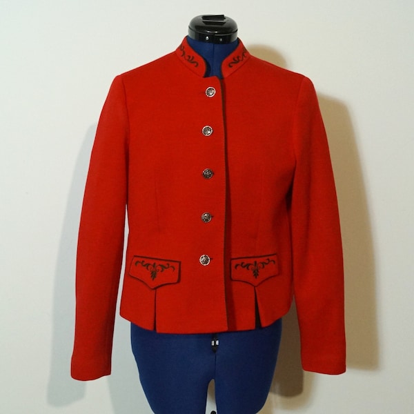 Trachtenjacke rot mit grünem Kontrast, trachtige Jacke mit Stehkragen und Stickerei