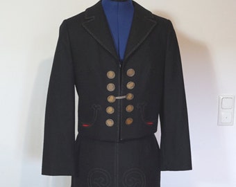Costume traditionnel en loden noir, veste loden avec jupe étroite, costume costume avec boutons de pièces et broderie