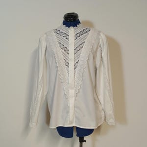 Dirndl blouse with long sleeves, white traditional blouse decorated with fine lace