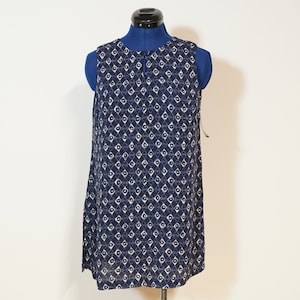 Blouse a-line, sleeveless blouse with geometric pattern, small slit with button