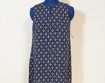 Bluse in A-Line, ärmellose blaue Bluse mit geometrischem Muster, kleiner Schlitz mit Knopfverschluss