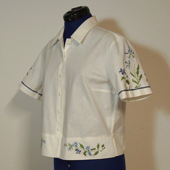 White organic spaghetti embroidery lace cross back blouse... M