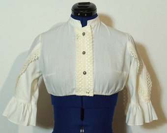 Dirndlbluse mit halblangen Trompetenärmeln, cremefarbene Trachtenbluse mit Spitze, hochgeschlossen