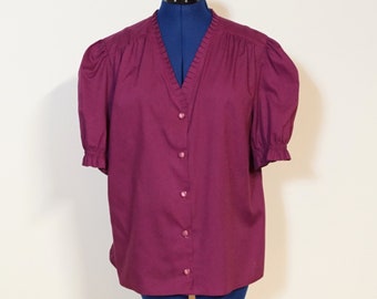 Blusa tradicional con mangas cortas abullonadas, blusa folclórica de color baya decorada con borde plisado