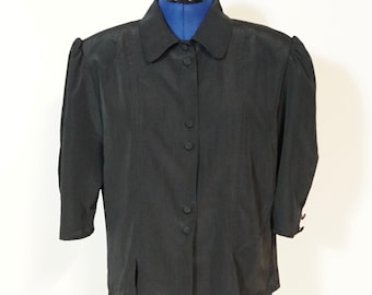 80er Bluse schwarz mit Schulterpolstern, schwarze Kurzarmbluse mit Knopfverschluss und Kragen