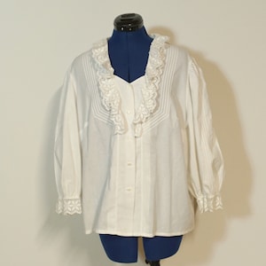 Dirndl blouse with half-length sleeves, white traditional blouse decorated with lace, blouse with ruffles