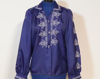 Blusa tradicional bordada a mano con patrón de punto de cruz, blusa azul de manga larga con cierre de botón y cuello