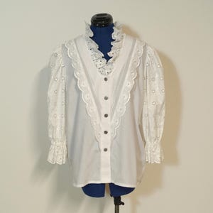 Dirndl blouse with half-length puff-sleeves, white traditional blouse decorated with lace, blouse with ruffles