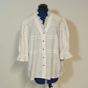 Dirndl blouse with half-length sleeves, white traditional blouse decorated with lace
