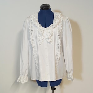 Dirndl blouse with half-length puff-sleeves, white traditional blouse decorated with lace, blouse with ruffles