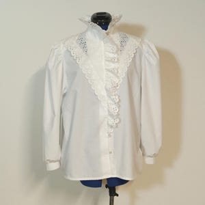 Dirndl blouse with half-length sleeves, white traditional blouse decorated with lace, blouse with ruffles