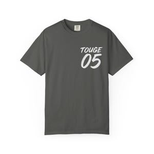 Könnte beinhalten: Dunkelgraues T-Shirt mit dem weißen Text "TOUGE 05" auf der Vorderseite. Das Shirt hat kurze Ärmel und einen Rundhalsausschnitt. Der Stoff scheint eine weiche Baumwollmischung zu sein.