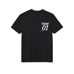 Könnte beinhalten: Schwarzes T-Shirt mit Rundhalsausschnitt und dem weißen Text "TOUGE 01" auf der linken Brustseite. Das kurzärmelige Shirt ist aus weichem Material und eignet sich für Freizeitkleidung.