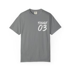 Könnte beinhalten: Graues Kurzarm-T-Shirt mit dem Wort "TOUGE" und der Zahl "03" in Weiß auf der Vorderseite. Das Shirt hat einen Rundhalsausschnitt und ein Etikett am Ausschnitt.