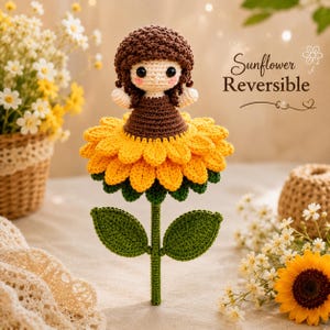 Puede incluir: Muñeca de girasol de ganchillo hecha a mano con cabeza de muñeca de pelo castaño y falda de girasol amarilla y marrón. La muñeca tiene un tallo y hojas verdes. El texto "Sunflower Reversible" está en el lado derecho.