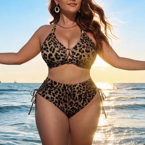 Peut inclure: Un ensemble bikini deux pièces avec un motif léopard marron et noir. Le haut est de style dos nu avec une découpe centrale, et le bas taille haute comprend des liens ajustables avec de fines ficelles sur les deux côtés des hanches.