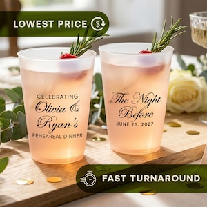 Könnte beinhalten: Zwei mattierte Kunststoffbecher gefüllt mit einem hellrosa Getränk, jeweils garniert mit einem Rosmarinzweig und einer Himbeere. Der linke Becher trägt die Aufschrift CELEBRATING Olivia & Ryan's REHEARSAL DINNER, der rechte The Night Before JUNE 25, 2027.