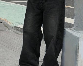 Jeans da uomo in denim stile retrò, vestibilità ampia, capo casual versatile per tutte le stagioni.
