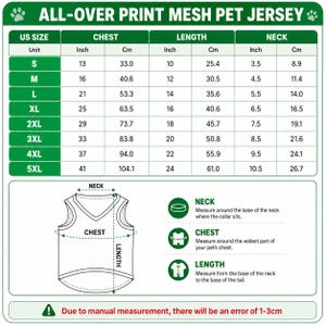 Pu&ograve; includere: Una tabella delle taglie per una maglia in rete per animali domestici. La tabella include taglie statunitensi dalla S alla 5XL, con misure di torace, lunghezza e collo in pollici e centimetri. Un diagramma illustra come misurare l'animale.
